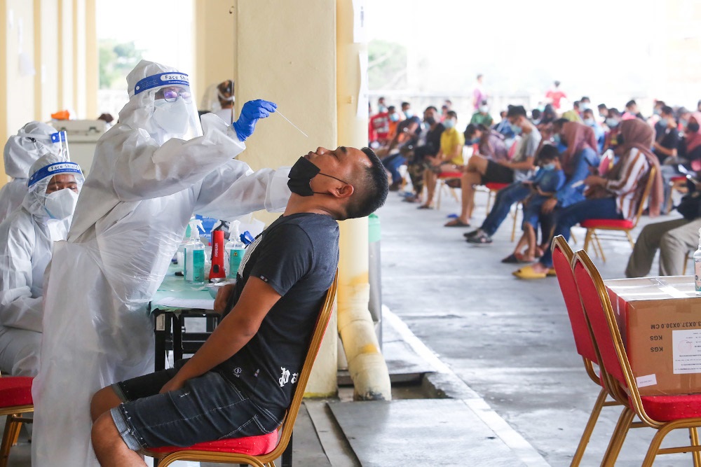 Health officers conduct the Covid-19 antigen rapid test. u00e2u20acu201d Picture by Choo Choy May