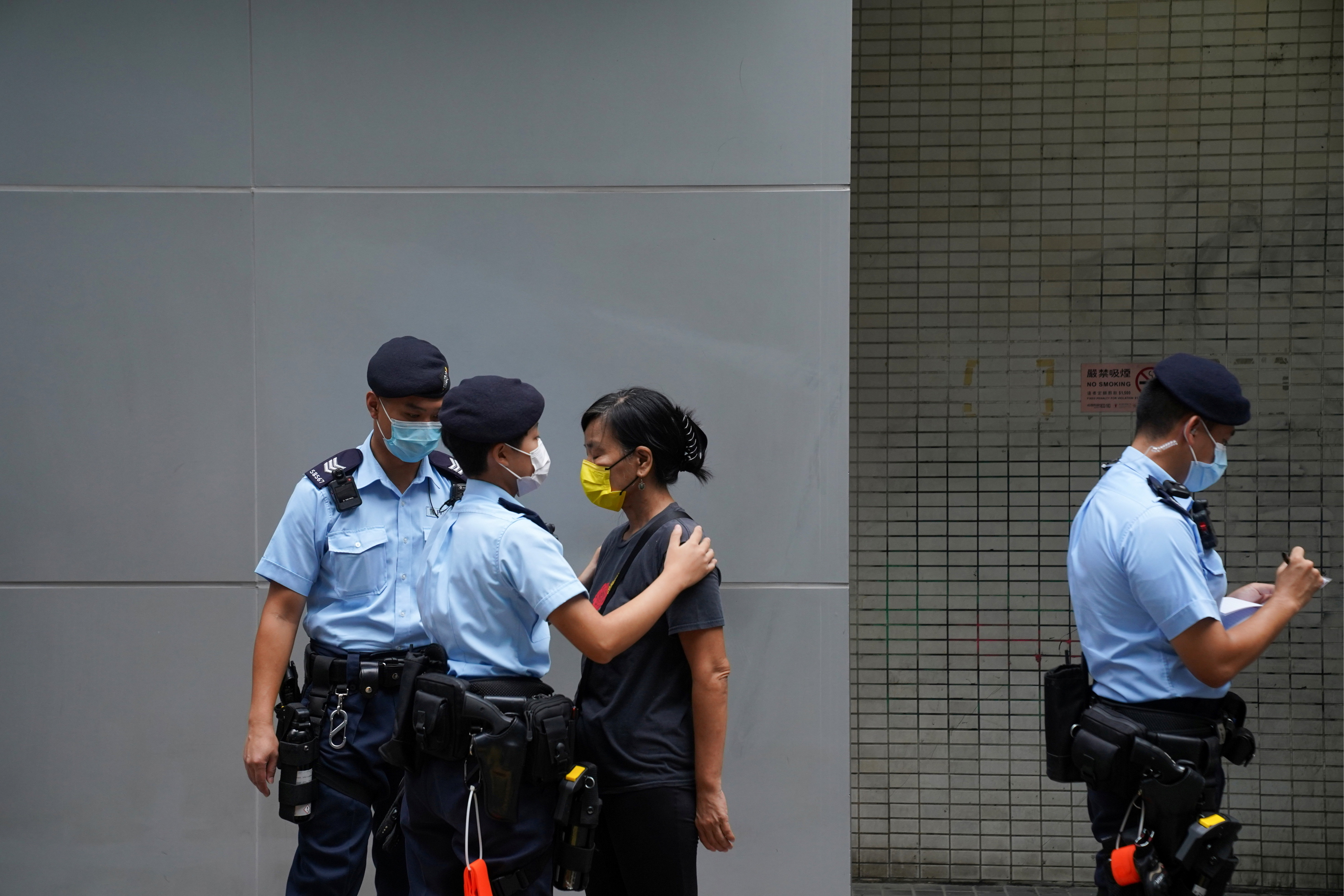 香港警方周四在金紫荆广场、会展、铜锣湾港铁站和旺角港铁站加强巡逻。-路透社-