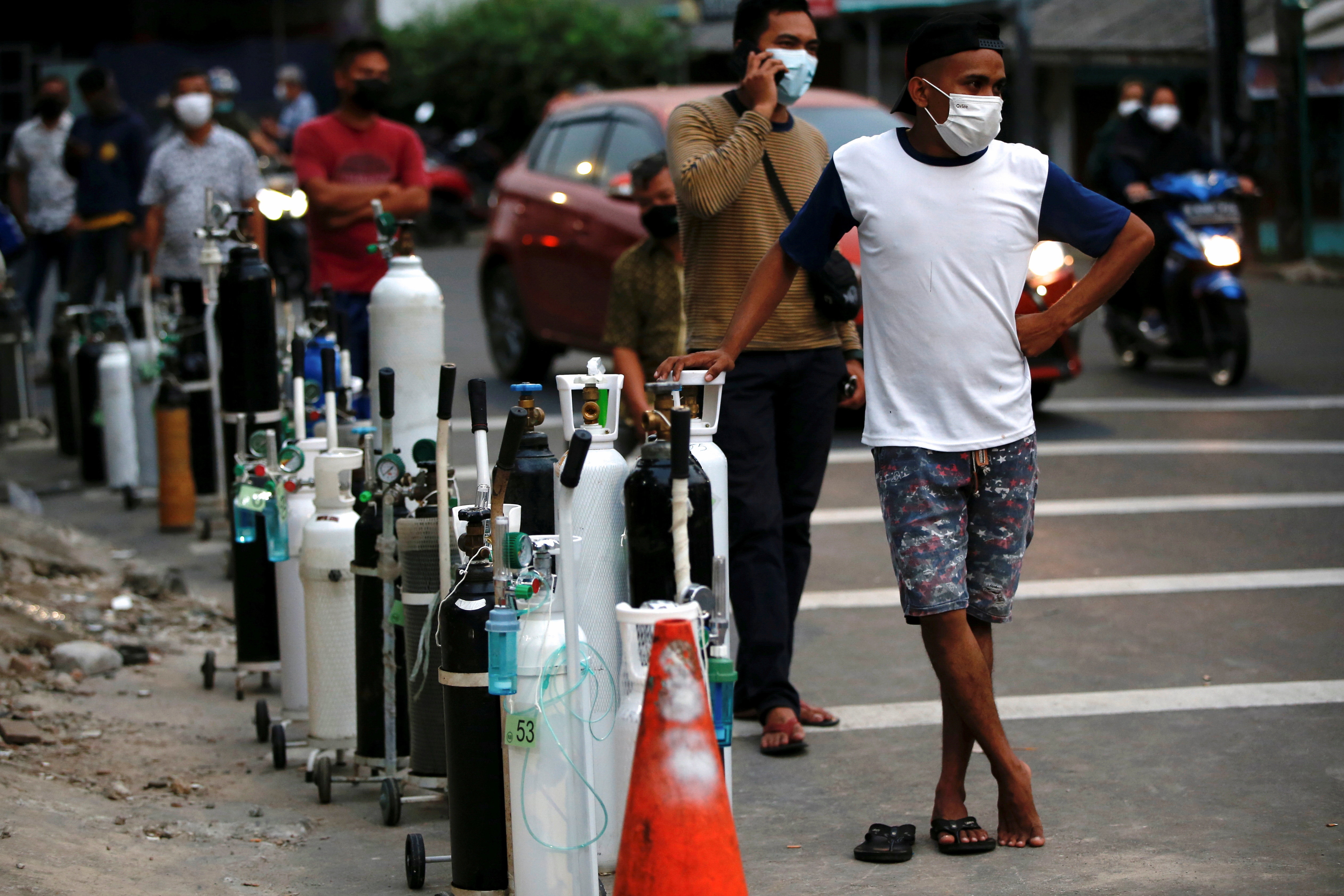 印尼疫情恶化，氧气供不应求，印尼政府准备从新加坡和大马进口液态氧以设法缓解情况。-路透社-