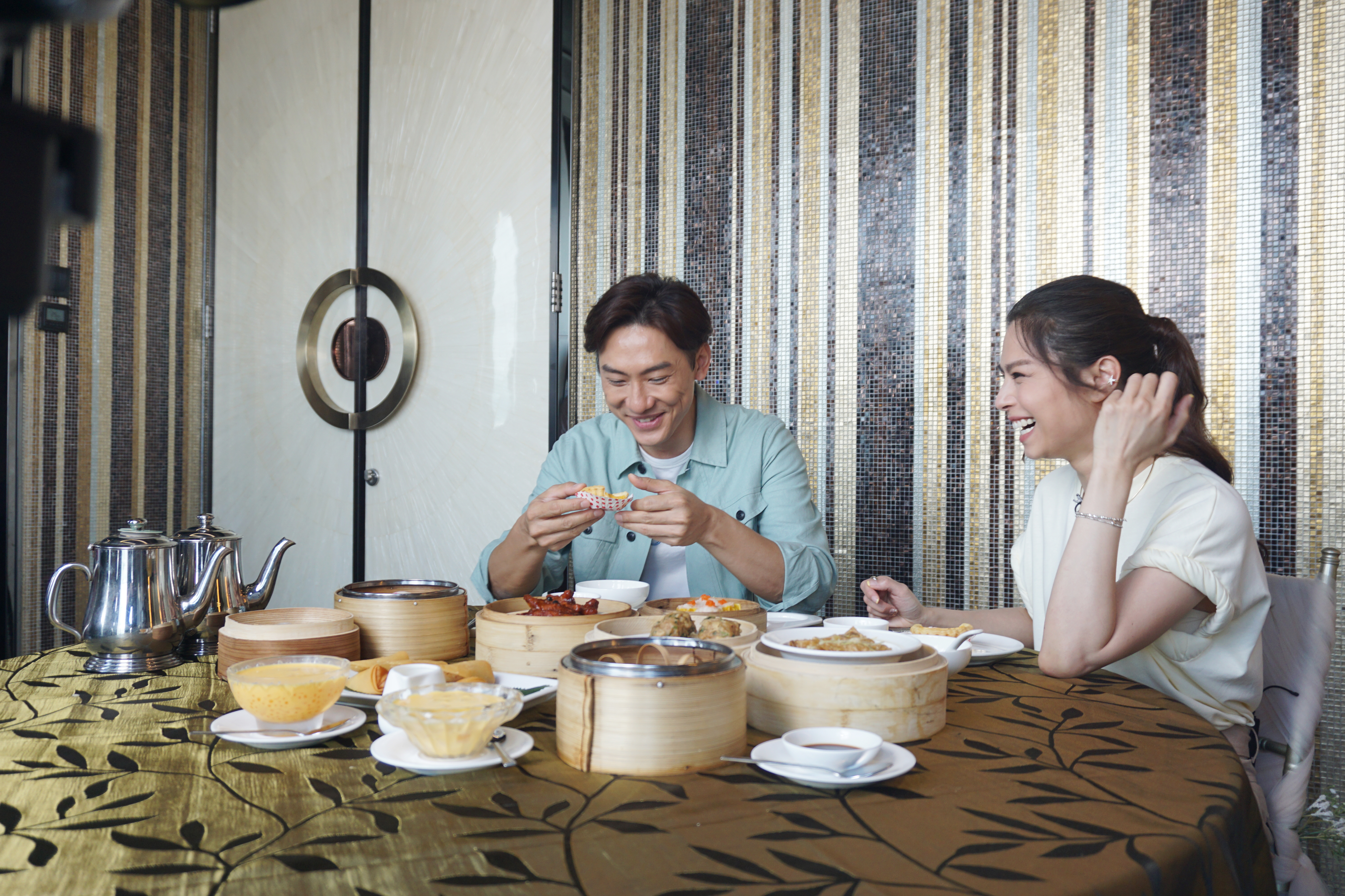 Gin Lee被香港的饮食文化深深吸引，最爱饮茶，更形容蛋挞和奶茶是“Perfect Match”，虽然奶茶会令患乳糖不耐症的她肚子痛，仍不减她对此饮品的热爱。-香港旅游发展局提供-