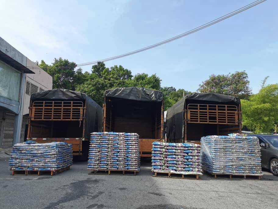 Be With U食物银行开跑7天内，接获大量物资捐献，当局将审核所有个案后，才以其余方式如外送物资给真正有需要的人。-BeWithU提供-