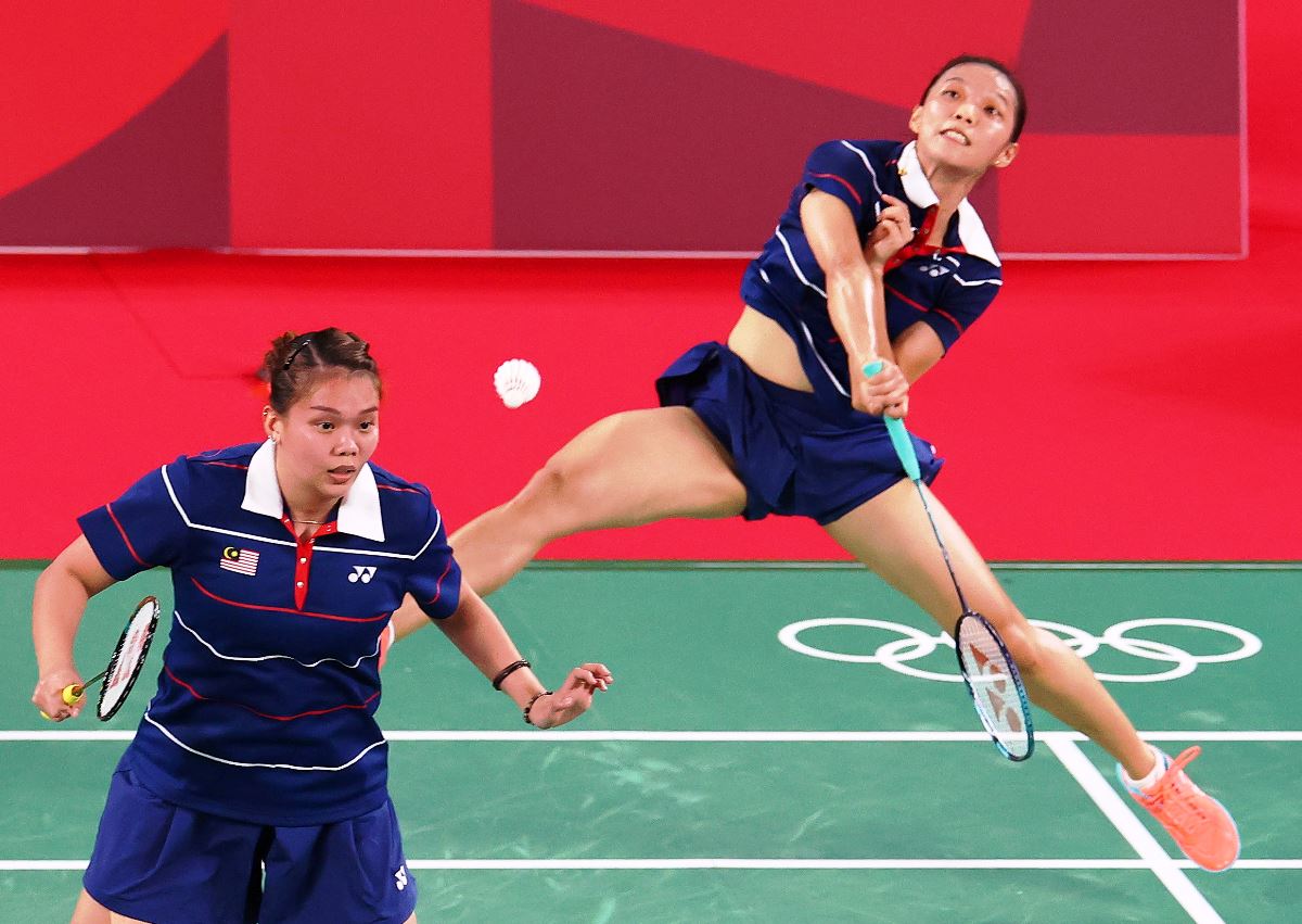 Chow Mei Kuan and Lee Meng Yean of Malaysia in action against Yuki Fukushima and Sayaka Hirota of Japan at the Musashino Forest Sport Plaza, Tokyo July 25, 2021. u00e2u20acu201d Reuters picn