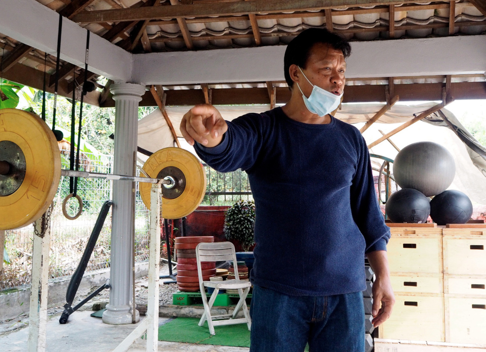 阿末佳尼斯展示迪亚兹用来训练备战东京奥运的“开放式”健身房。-马新社-