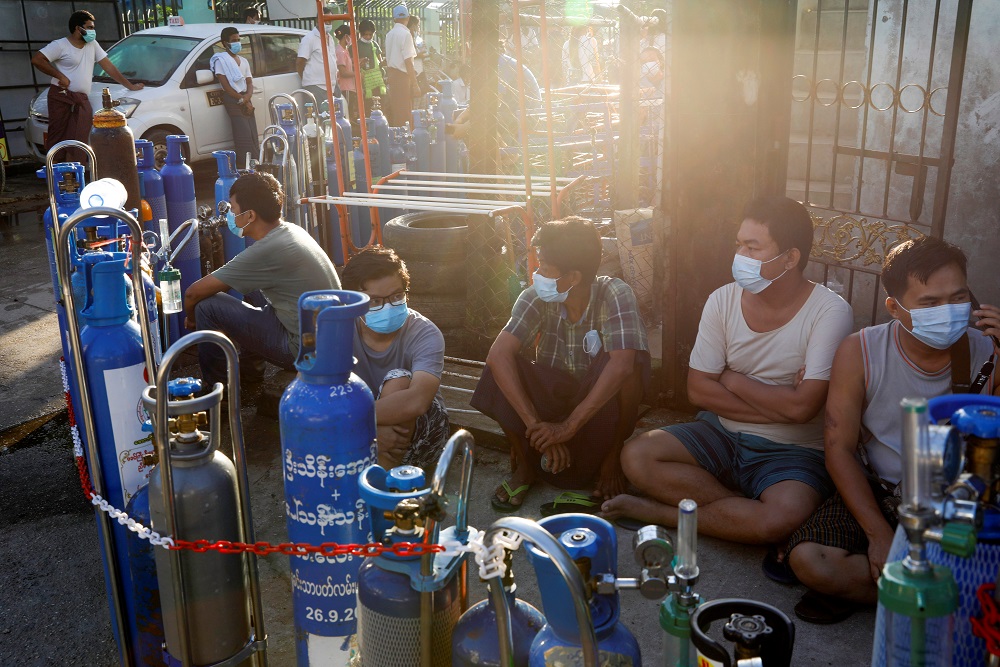 Locals line up with their tanks to refill oxygen during the Covid-19 outbreak in Yangon, Myanmar July 14, 2021. u00e2u20acu2022 Reuters pic