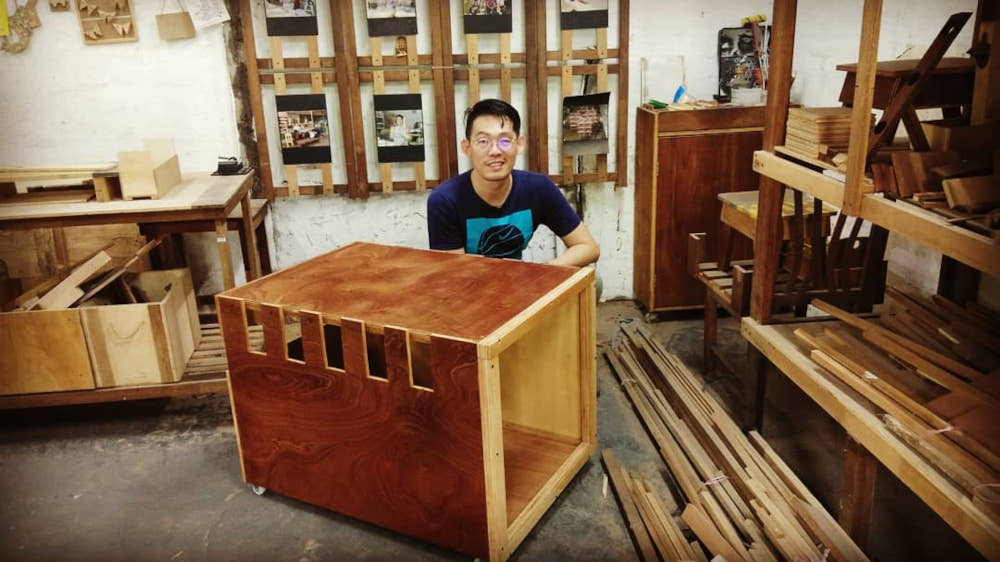 在疫情爆发之前，其中一位学生在Woodsmen Makerspace帮忙尼古拉斯佩雷拉。-尼古拉斯佩雷拉提供-