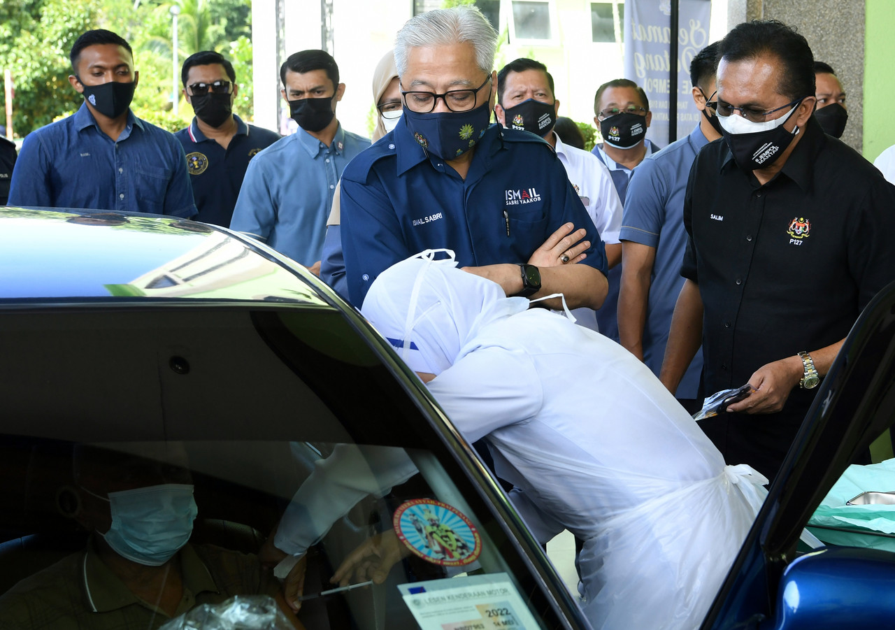 Deputy Prime Minister Datuk Seri Ismail Sabri Yaakob (second right) looking at the Covid-19 vaccine injection process while visiting the Vaccine Administration Centre (PPV) at the District and Land Office, Bandar Seri Jempol, July 18, 2021. u00e2u20acu201d Bernama pi