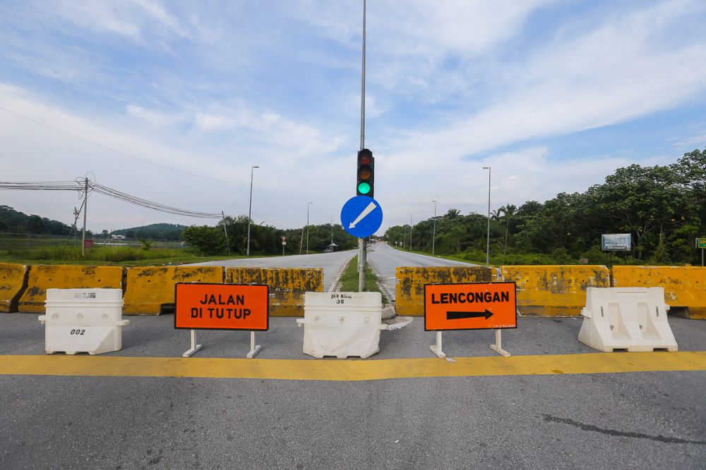 A route to Jalan Bukit Cerakah on Jalan Paip is blocked amid the enhanced movement control order in Meru July 6, 2021. u00e2u20acu201d Picture by Yusof Mat Isa