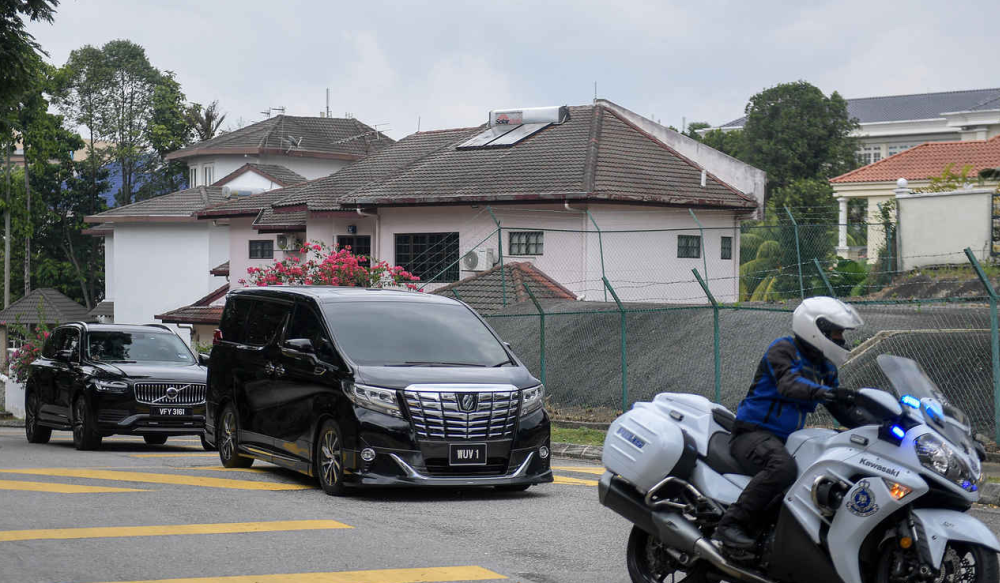 A vehicle ferrying a Cabinet minister is seen arriving at Prime Minister Tan Sri Muhyiddin Yassinu00e2u20acu2122s residence in Bukit Damansara July 29, 2021.  u00e2u20acu201d Bernama pic