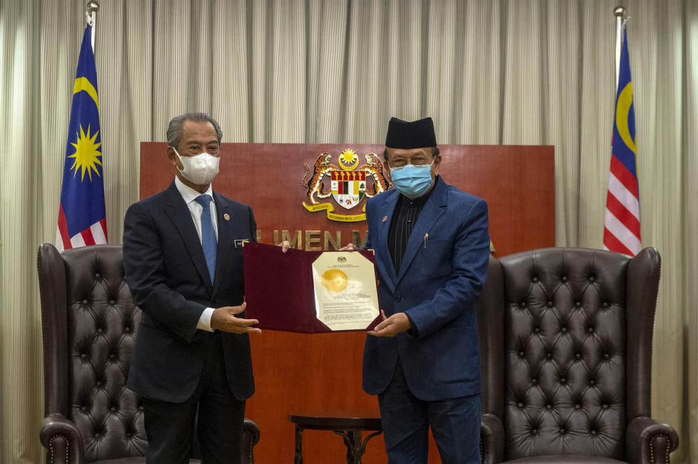 Prime Minister Tan Sri Muhyiddin Yassin presents the letter of appointment to Tan Sri Rais Yatim in Parliament, July 26, 2021. u00e2u20acu201d Bernama pic 