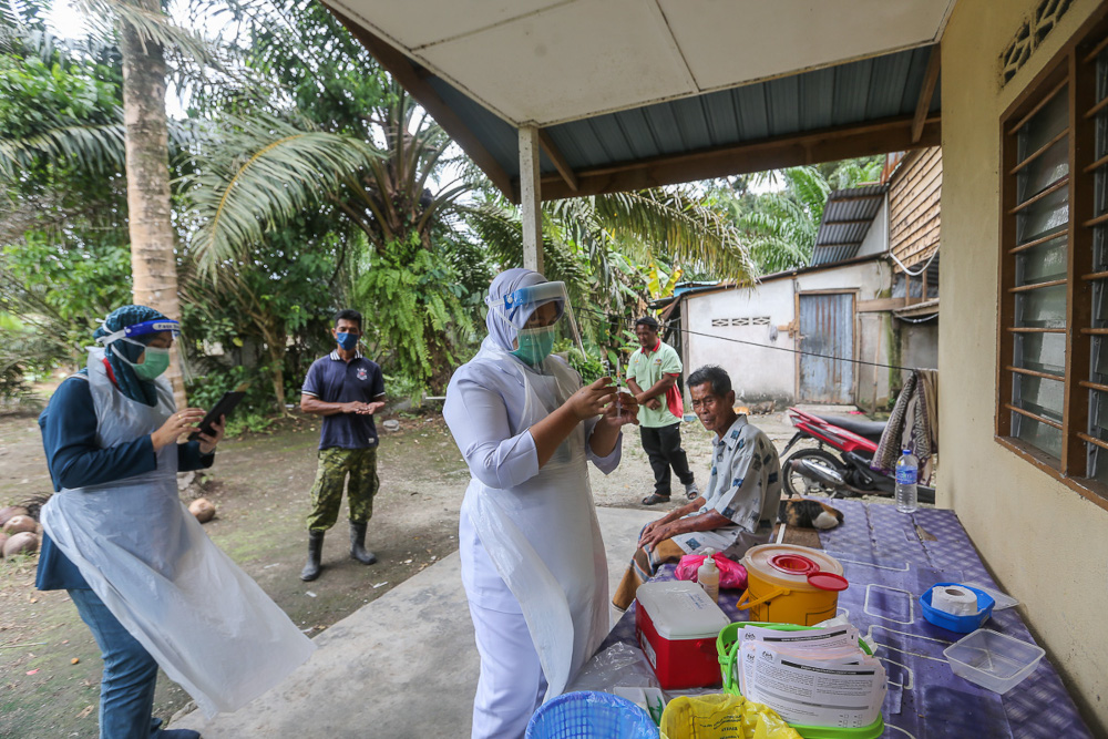 A health worker prepares a dose of the Covid-19 vaccine during the vaccination outreach programme for the elderly and disabled in Sabak Bernam, July 13, 2021. u00e2u20acu201d Picture by Yusof Mat Isa