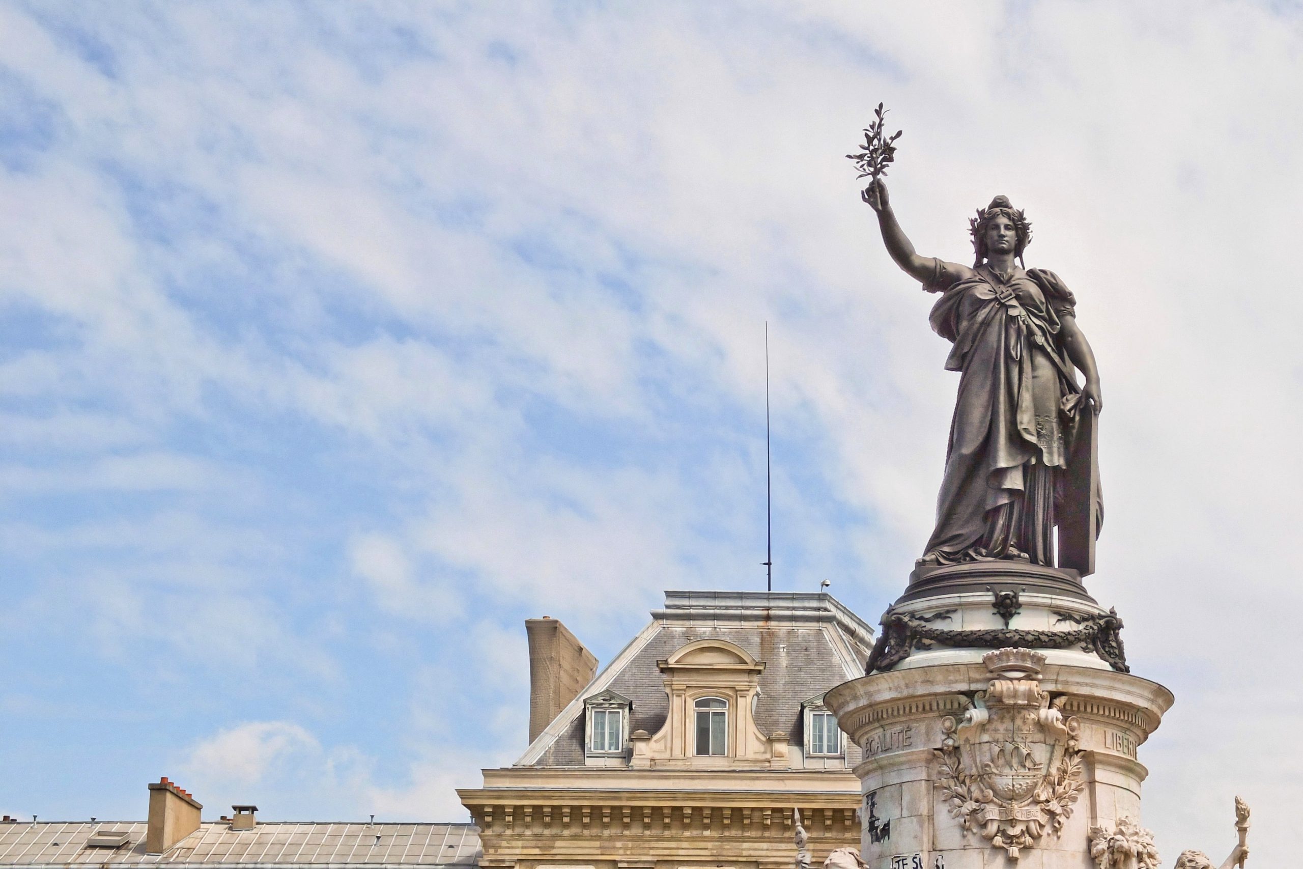 玛丽安娜是法国的国家象征，她的形象遍布法国各地，常被放置在市政厅或法院显著位置。