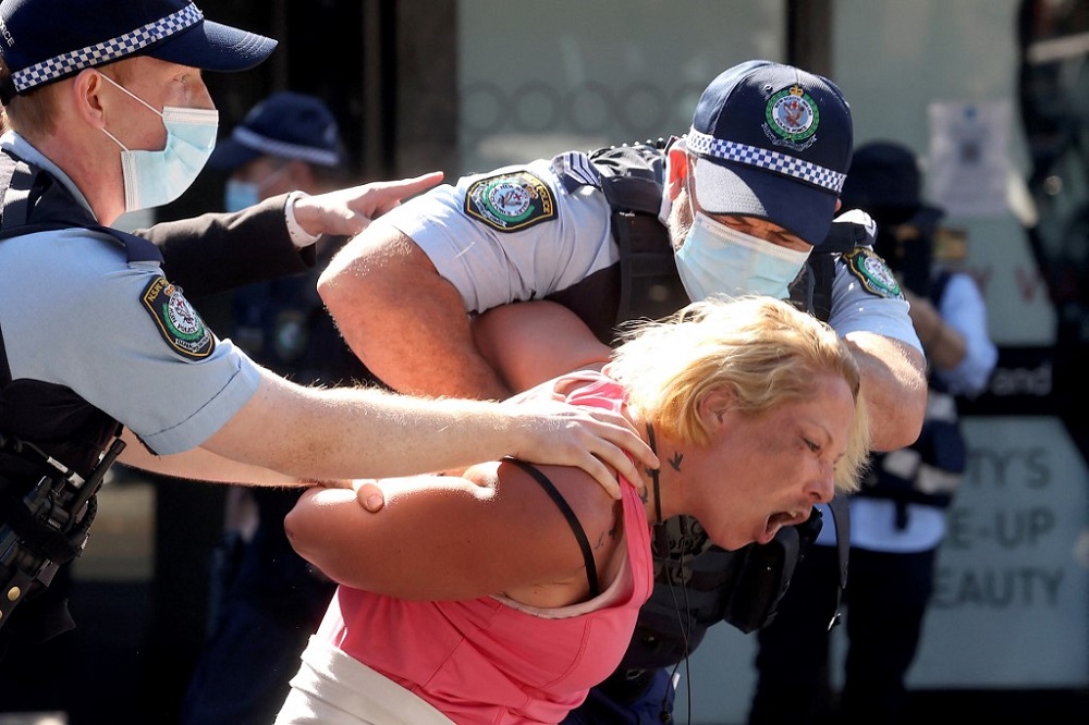 Police officers detain a protestor following calls for an anti-lockdown protest rally amid a fast-spreading coronavirus outbreak in Sydney August 21, 2021. u00e2u20acu201d AFP picnn