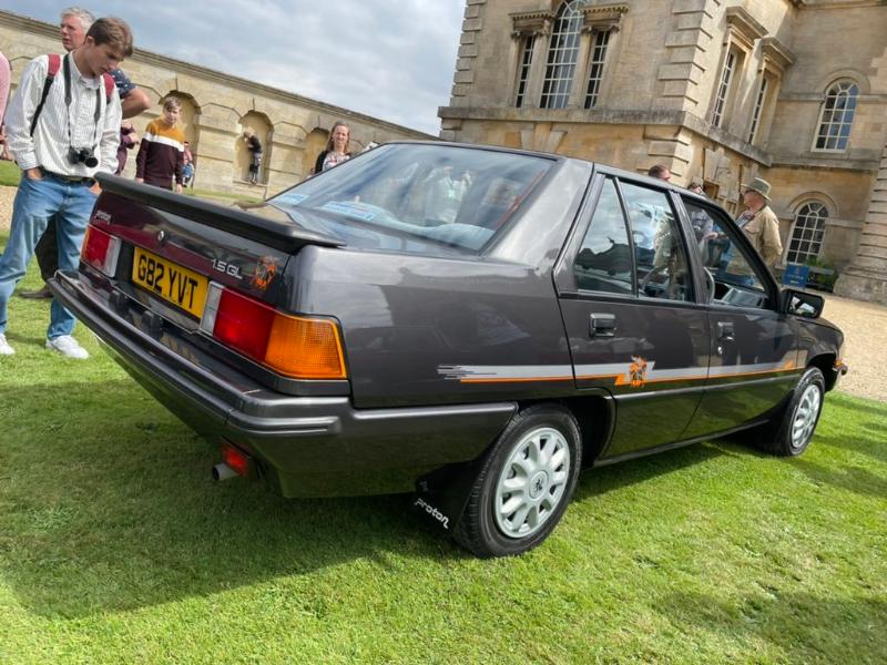 它的尾部还有一个小尾翼，以及独特的“黑骑士”贴纸，让爱车人士一眼就知道它不是辆普通的Saga。-图取自Says--