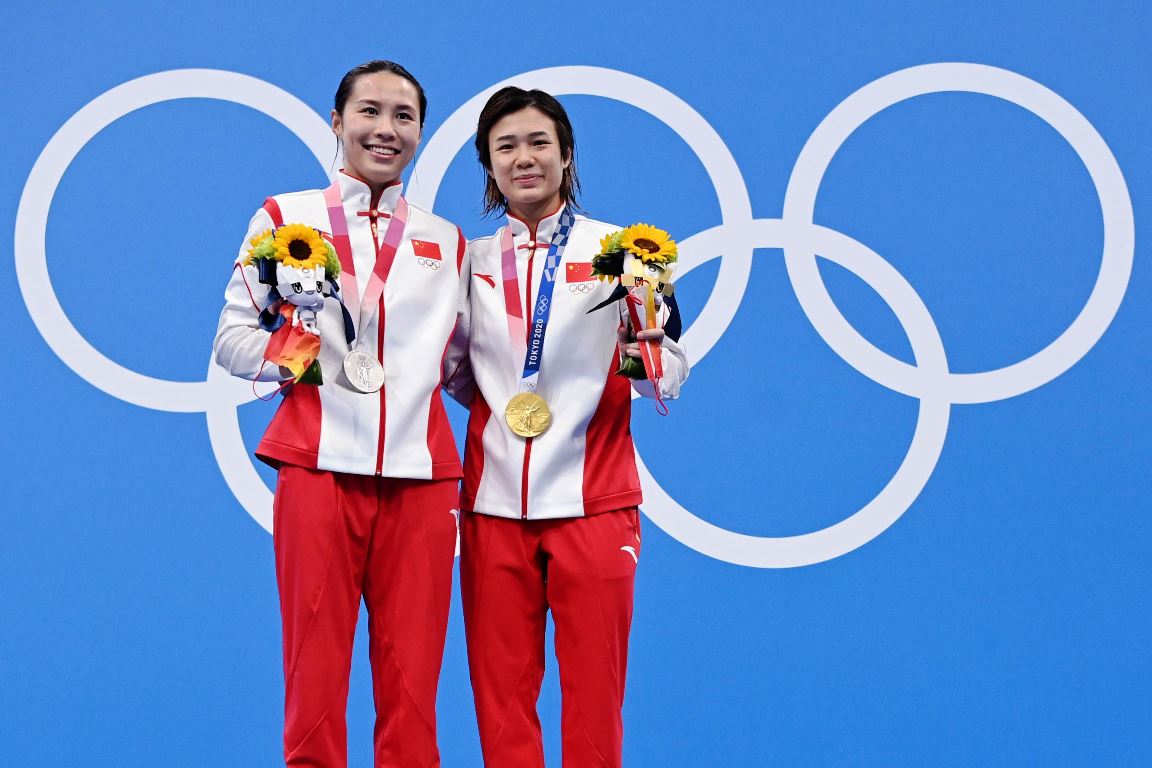 中国队派出的双保险施廷懋（右）和王涵，入院包揽女单3米板金银牌。-路透社-