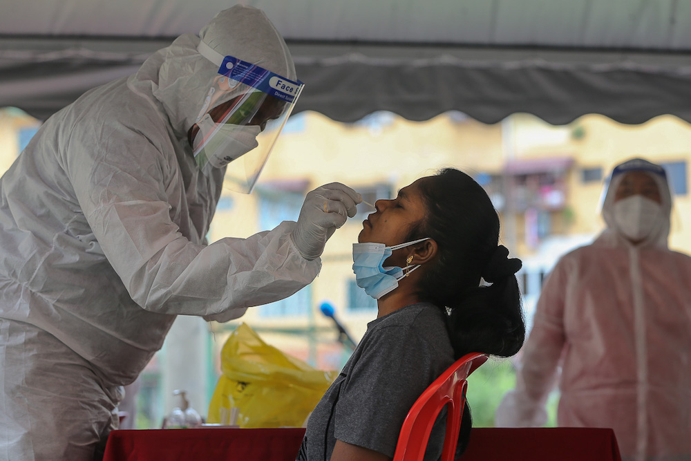 Health workers conduct Covid-19 swab tests at Flat Taman Desaria in Petaling Jaya August 29, 2021. u00e2u20acu201d Picture by Yusof Mat Isa