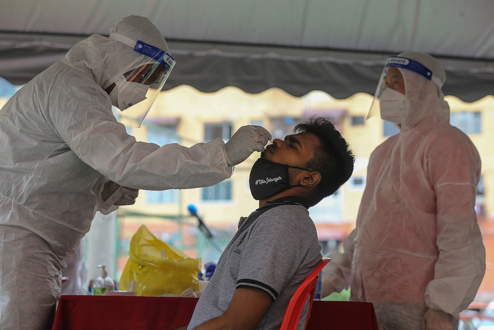 Health workers conduct Covid-19 swab tests at Flat Taman Desaria in Petaling Jaya August 29, 2021. u00e2u20acu201d Picture by Yusof Mat Isa