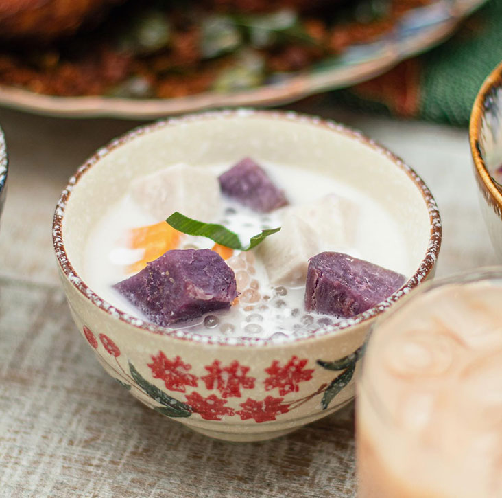 你能尝到摩摩喳喳（bubur cha cha），里面放了紫薯、番薯、芋头、椰奶和透明沙谷米（sago pearls）。-儿童尊严基金会提供-