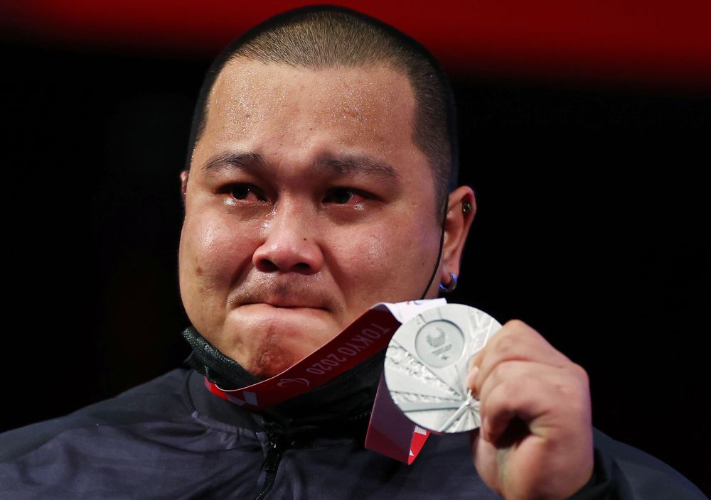 Malaysian powerlifter Jong Yee Khie poses with his silver medal on the podium at the Tokyo International Forum August 30, 2021. u00e2u20acu201d Reuters picnn
