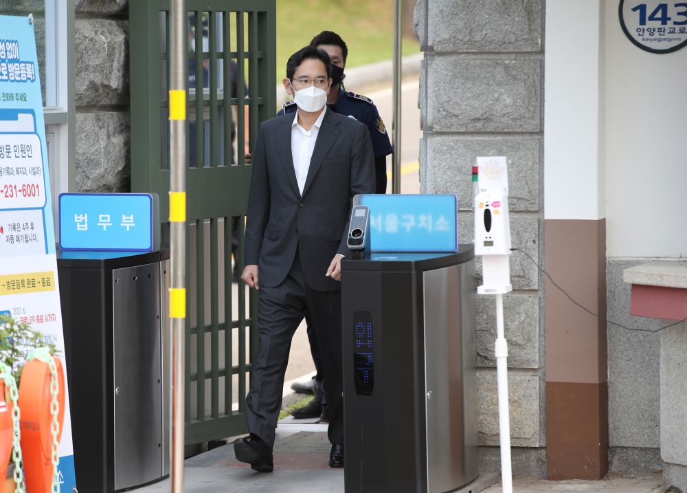 Samsung Electronics vice chairman Lee Jae-yong walks as he is released on parole from Seoul Detention Centre in Uiwang August 13, 2021. u00e2u20acu201d Reuters pic