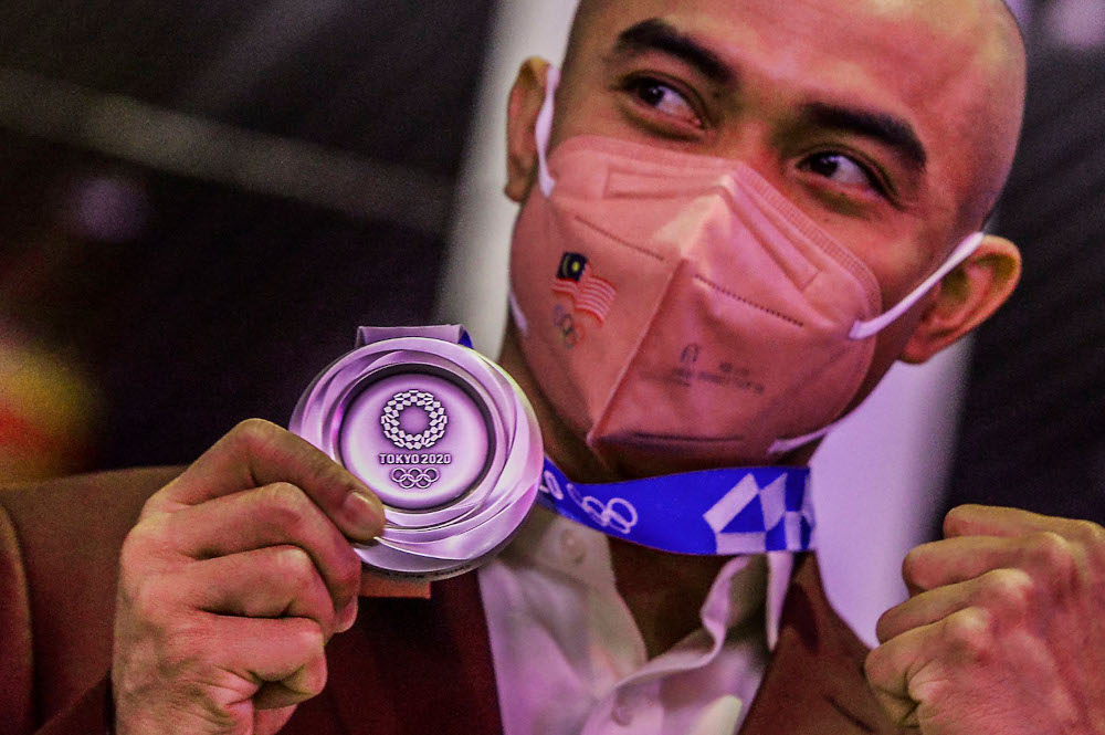 Datuk Mohd Azizulhasni Awang with his Tokyo 2020 Olympics Games medal at KLIA International Airport, August 9, 2021. u00e2u20acu2022 Picture by Hari Anggara