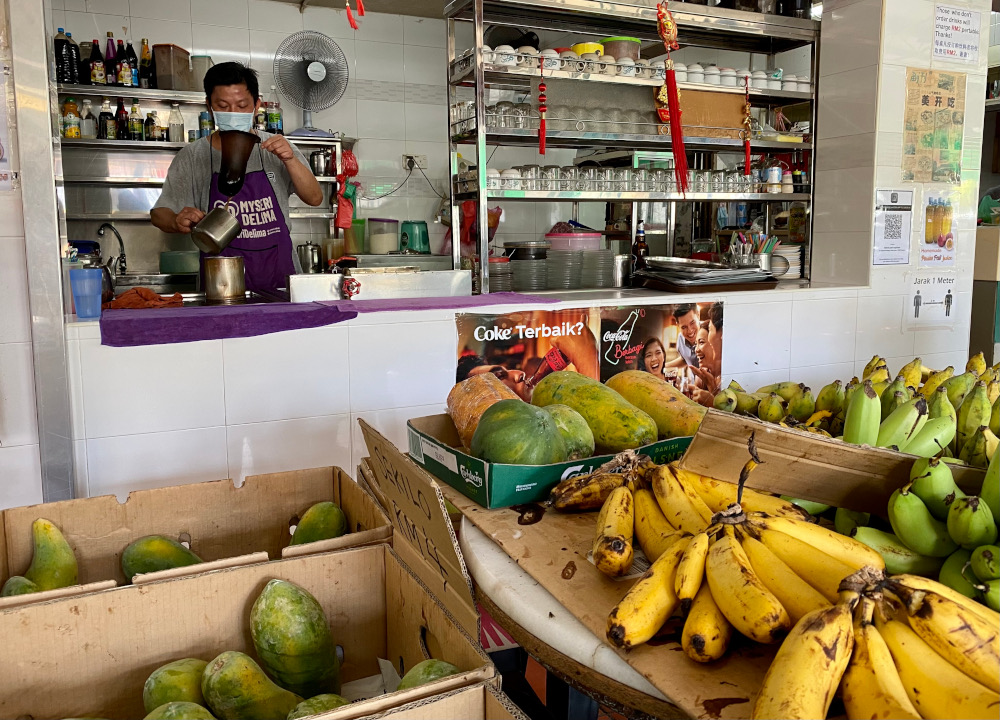 为了增加收入，爱莲园咖啡店老板在店内售卖本地水果和蔬菜。 -Steven Ooi KE摄-