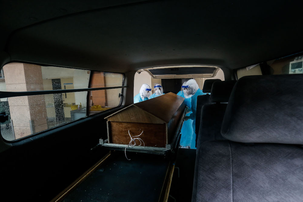 Forensics personnel prepare to transport the body of a recently deceased Covid-19 patient to a burial site from the Penang General Hospital August 24, 2021. u00e2u20acu201d Picture by Sayuti Zainudin