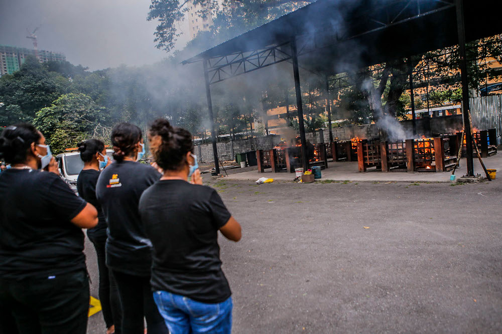 An Indian cremation ceremony is carried out during the Covid 19 pandemic at Sentul Hindu Crematorium, August 8, 2021. u00e2u20acu2022 Picture by Hari Anggara