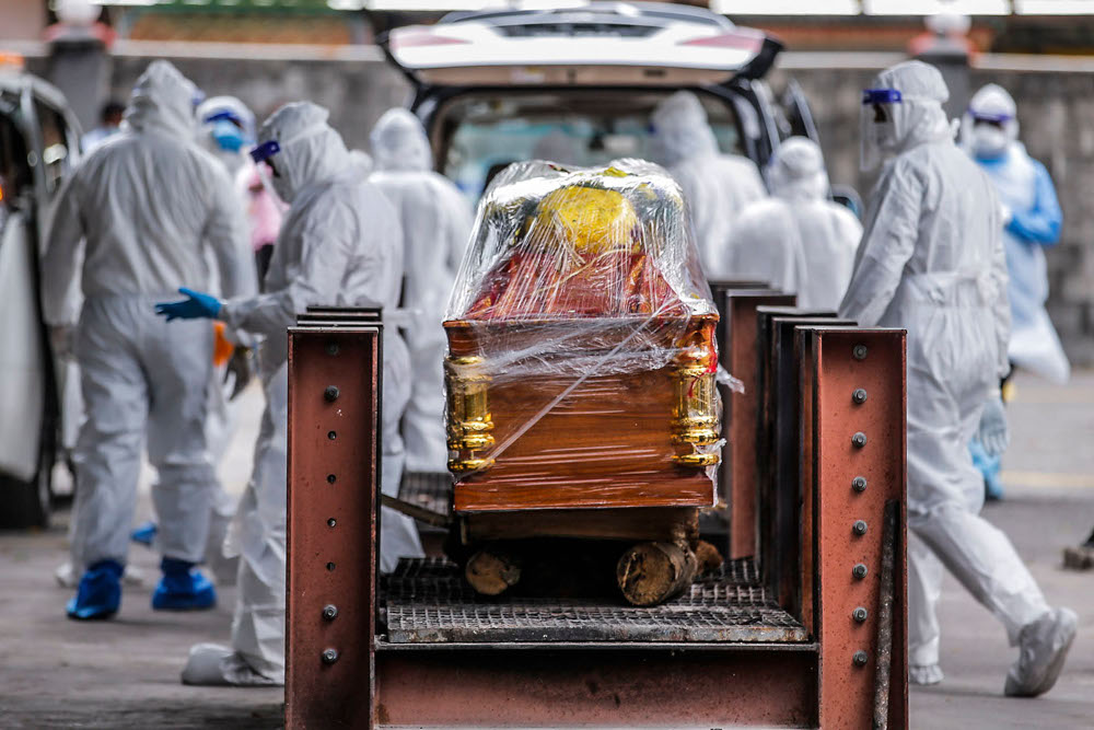 An Indian cremation ceremony is about to be carried out during the Covid 19 pandemic at Sentul Hindu Crematorium, August 8, 2021. u00e2u20acu2022 Picture by Hari Anggara