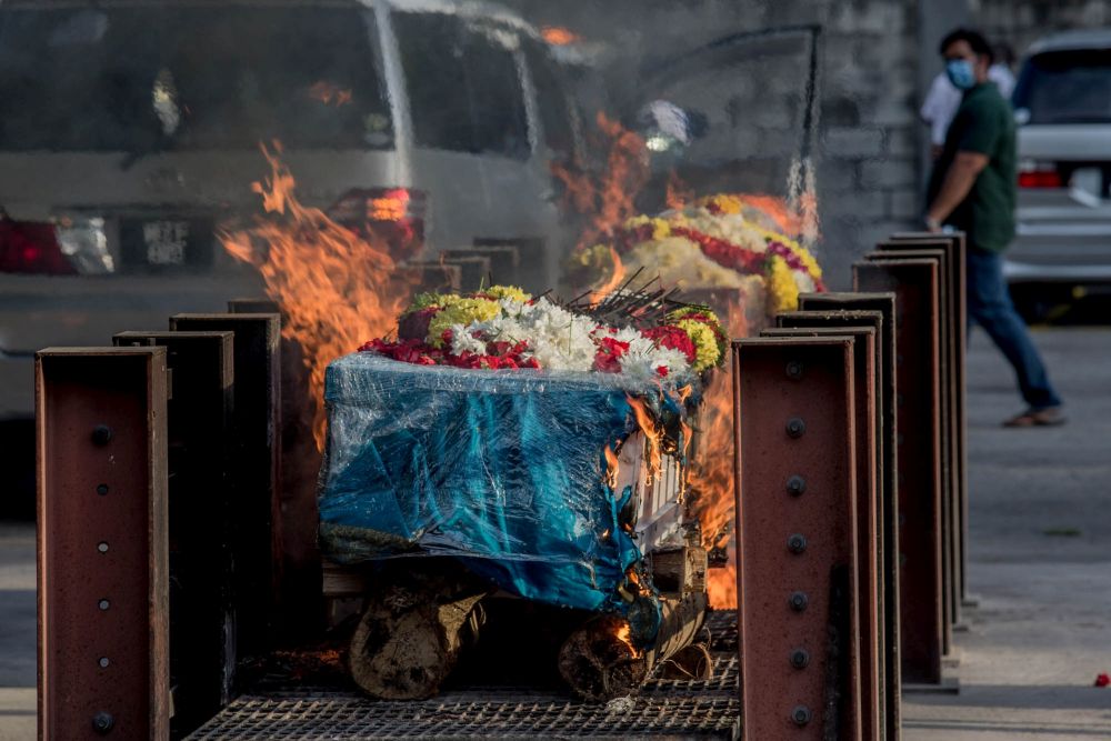 An Indian cremation ceremony is carried out during the Covid 19 pandemic at Sentul Hindu Crematorium, August 10, 2021. u00e2u20acu2022 Picture by Firdaus Latif