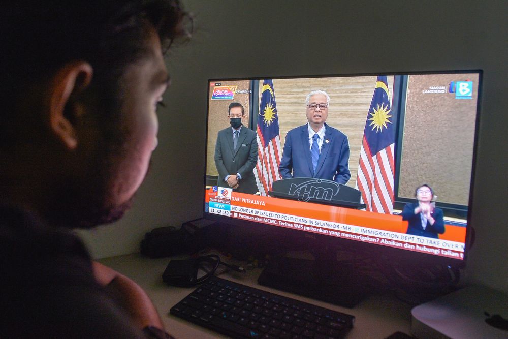 A man watches a live telecast of Prime Minister Datuk Seri Ismail Sabri Yaakobu00e2u20acu2122s speech in Kuala Lumpur August 27, 2021. u00e2u20acu201d Picture by Miera Zulyana