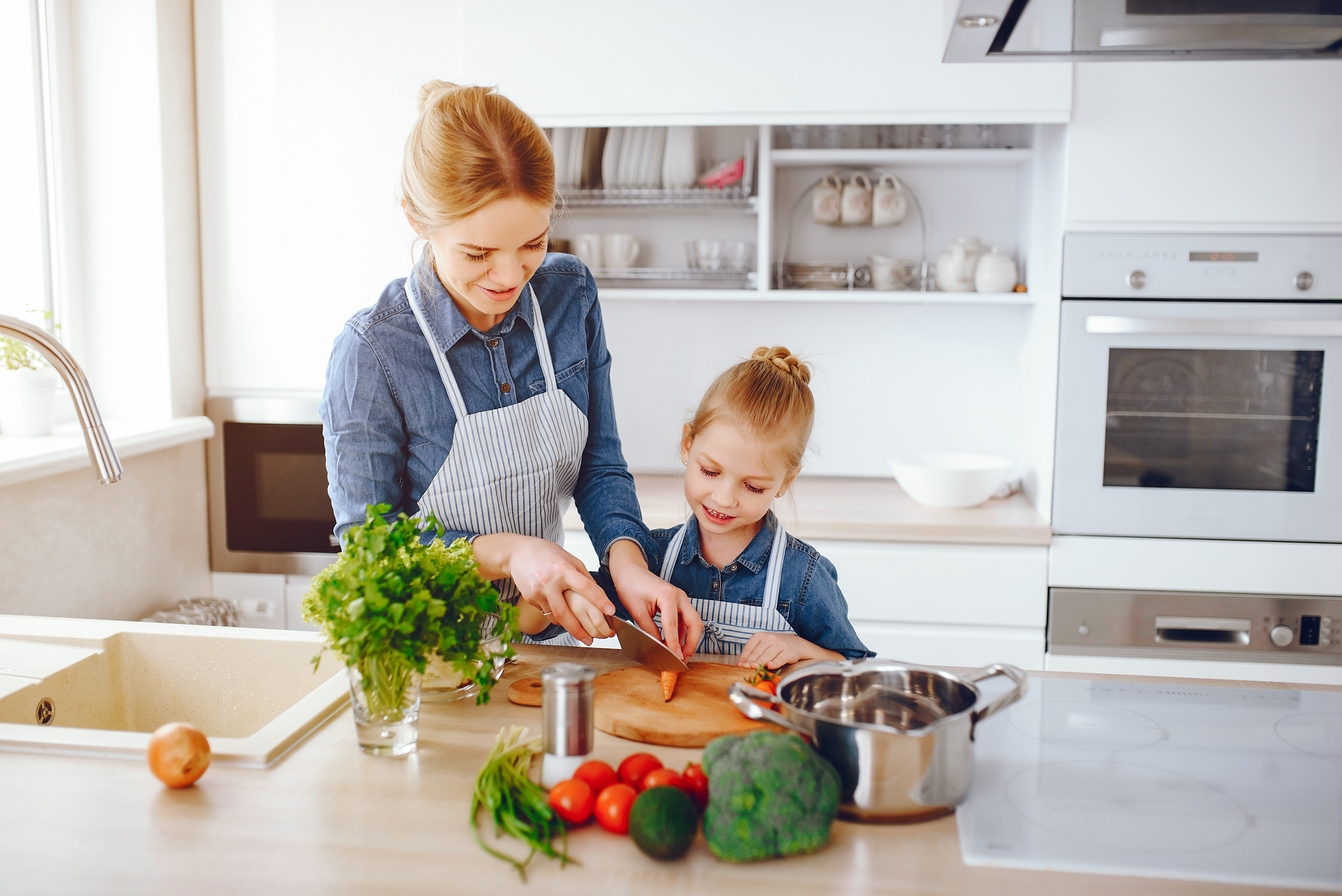 妈妈们在准备食材时，可以让孩子一起参与，这样做能让孩子对蔬菜放下警戒心。-图取自freepik-