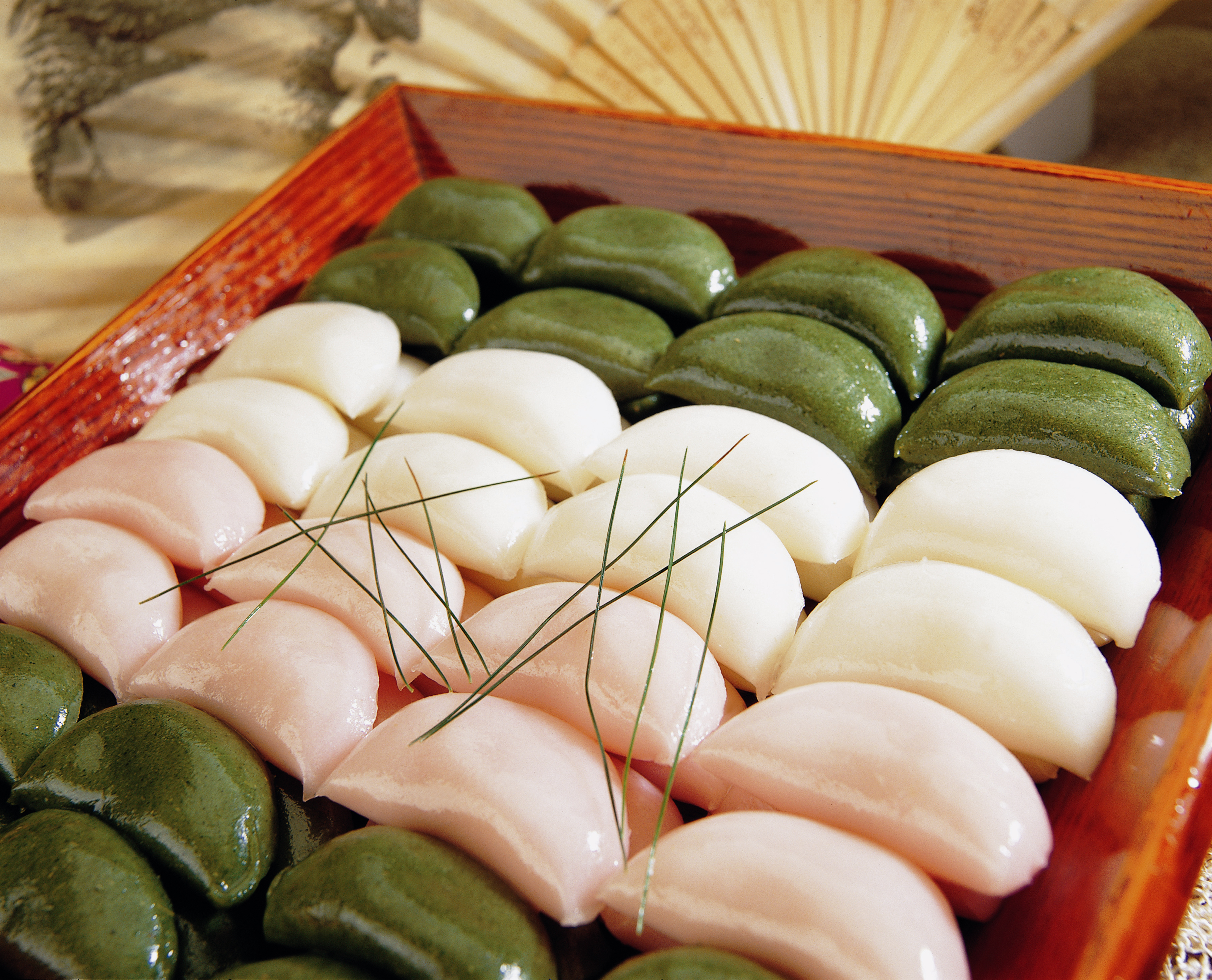 松片是韩国和朝鲜独有的中秋食物，用米粉制成，以豆沙、枣泥等作馅。-图取自网络-