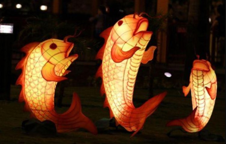 越南的孩子都在中秋晚上听“阿贵”的传说，甚至还会提鲤鱼灯出游玩耍，预示长大“跳龙门”之意。-图取自网络-