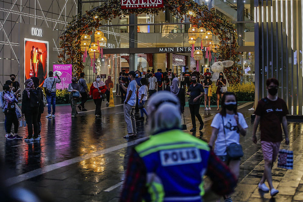 Rainy weather throughout the day in Kuala Lumpur did not stop people from going out to spend their weekend in Bukit Bintang September 19, 2021. u00e2u20acu2022 Picture by Hari Anggara