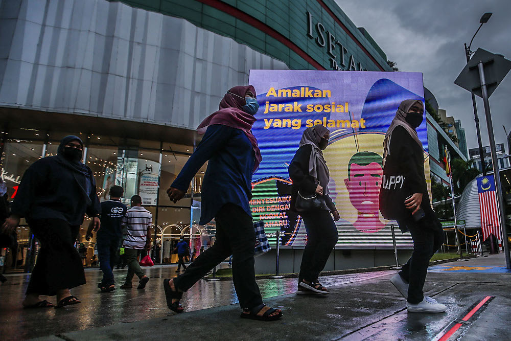 Rainy weather throughout the day in Kuala Lumpur did not stop people from going out to spend their weekend in Bukit Bintang September 19, 2021. u00e2u20acu2022 Picture by Hari Anggara