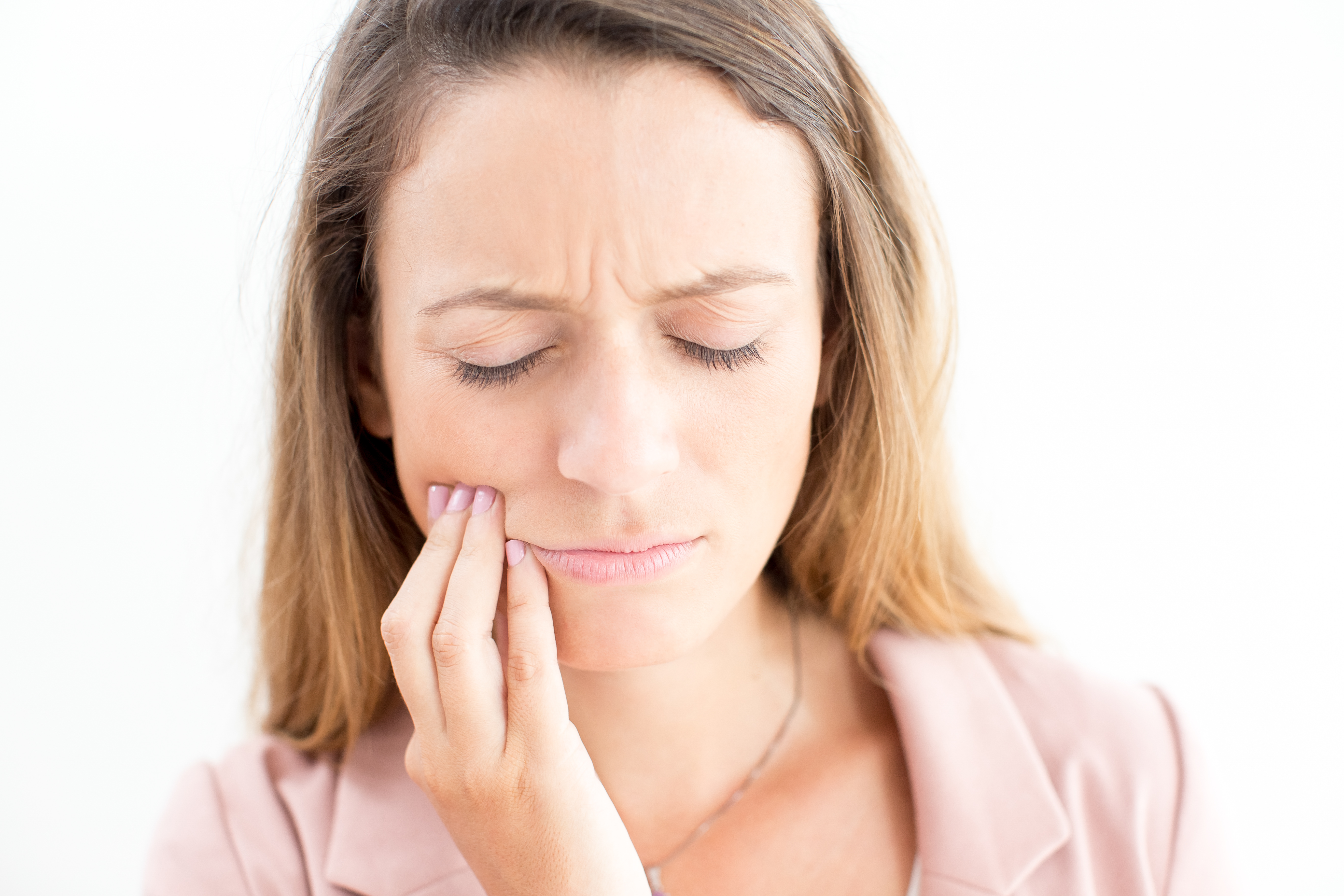 民众还需要定期检查牙齿（最好是6个月检查一次），这样做有助于让你的牙齿保持得更清洁、 更持久， 也能够防止出现疼痛等问题。-图取自freepik-
