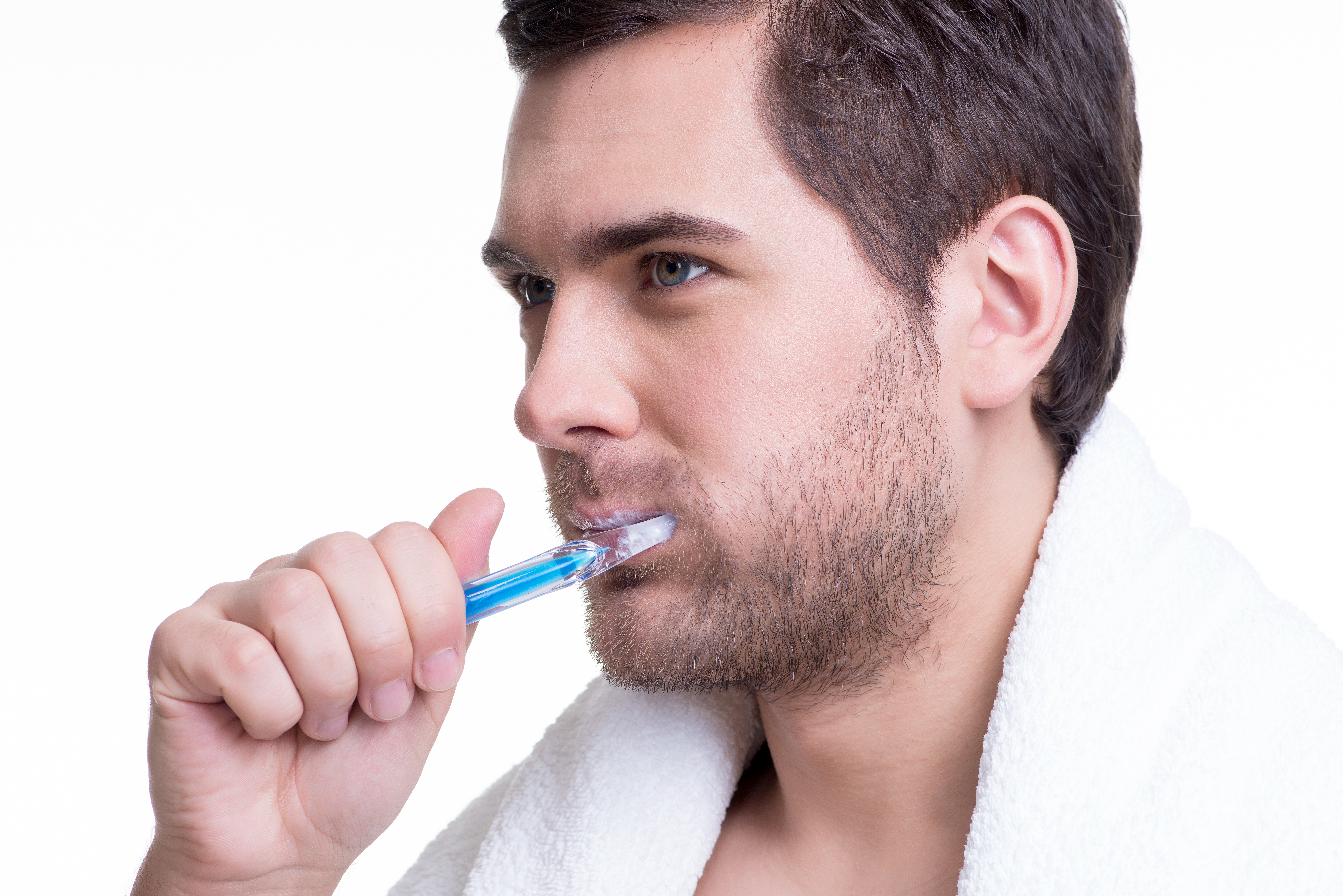 若要口腔健康，不能完全依赖牙膏， 适合自己的牙刷和正确的刷牙方式也扮演重要角色。-图取自freepik-