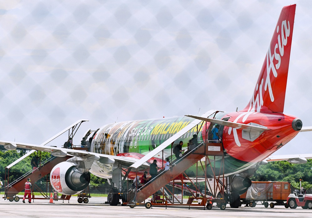 Passengers boarding the AirAsia flight to Langkawi at the Sultan Azlan Shah Airport in Ipoh September 17, 2021. u00e2u20acu2022 Bernama pic