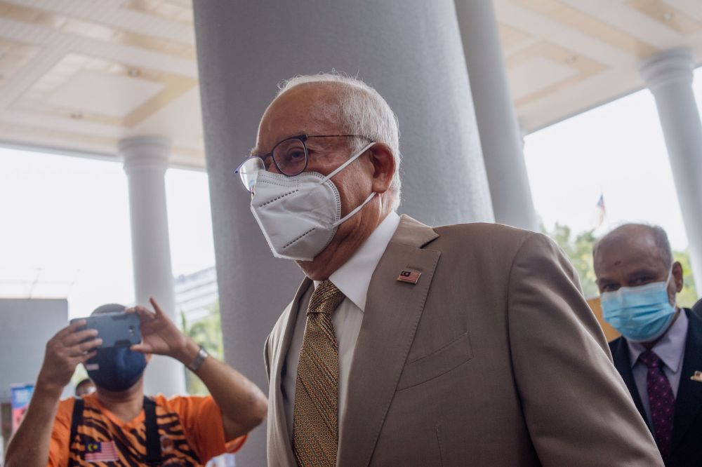 Datuk Seri Najib Razak arrives at the Kuala Lumpur High Court Sept 29, 2021. u00e2u20acu201d Picture by Shafwan Zaidonnn