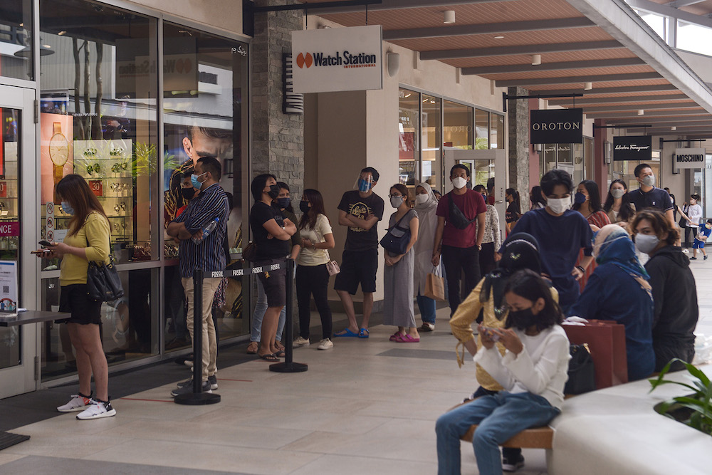 People spend time shopping with their families at Genting Premium Outlet shopping mall in Genting Highland during the first weekend of interstate travel restriction lifted on October 16, 2021. u00e2u20acu201d Picture by Miera Zulyana