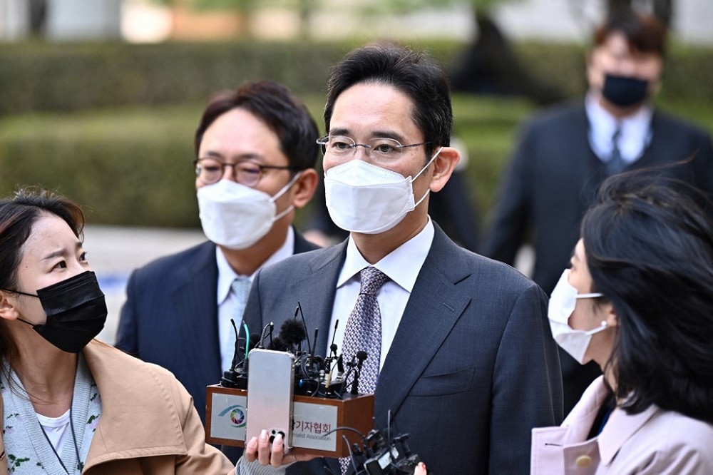 Lee Jae-yong (centre) leaves after receiving his verdict on charges of illegally using the anaesthetic propofol, at the Seoul Central District Court in Seoul October 26, 2021. u00e2u20acu201d AFP pic