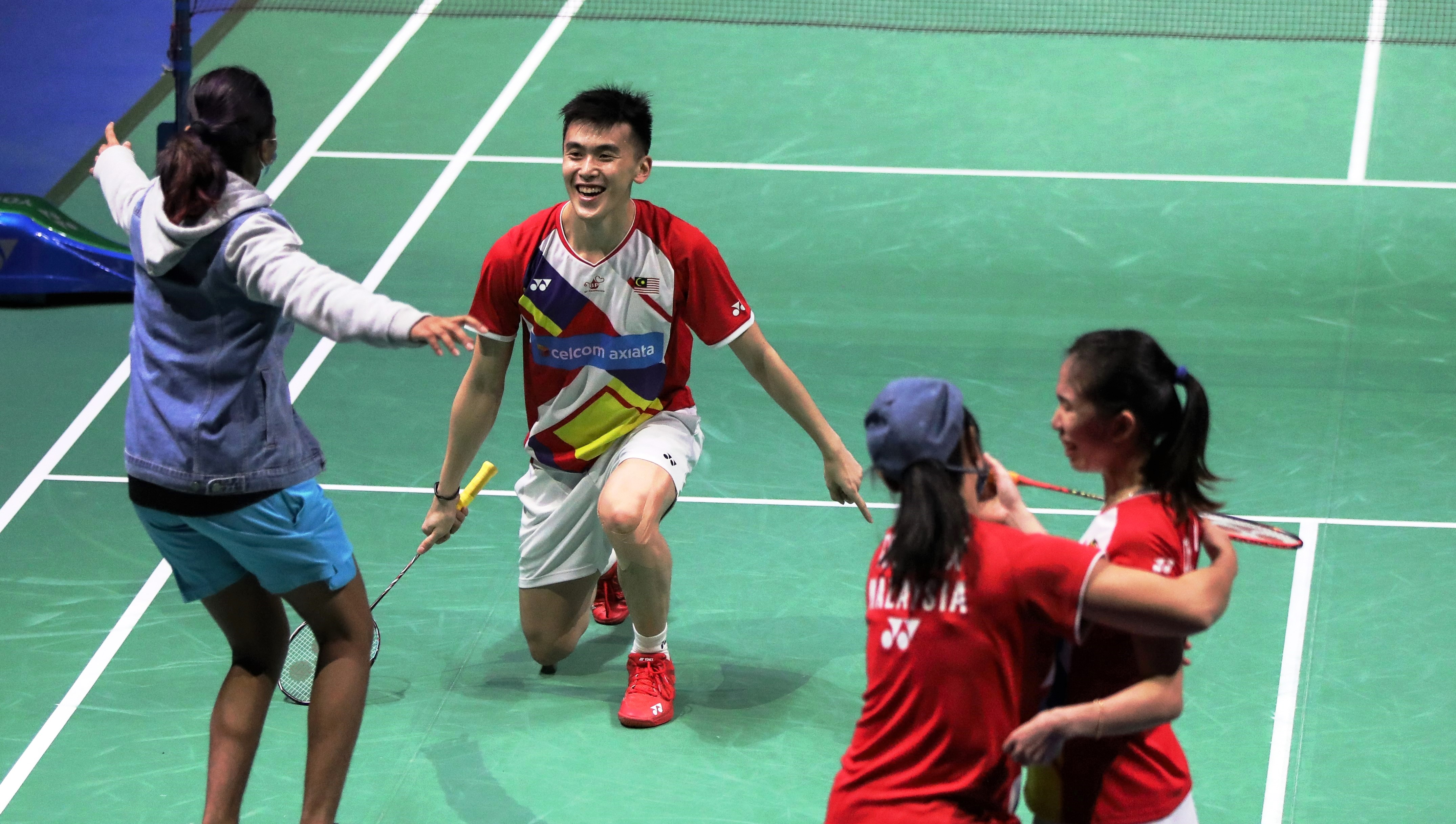 许邦荣/谢宜茜赢下印尼世界排名第4的混双后，队友们冲上来拥抱庆祝首次在苏杯打败这个“老冤家”的创举。-摘自世羽联官网-