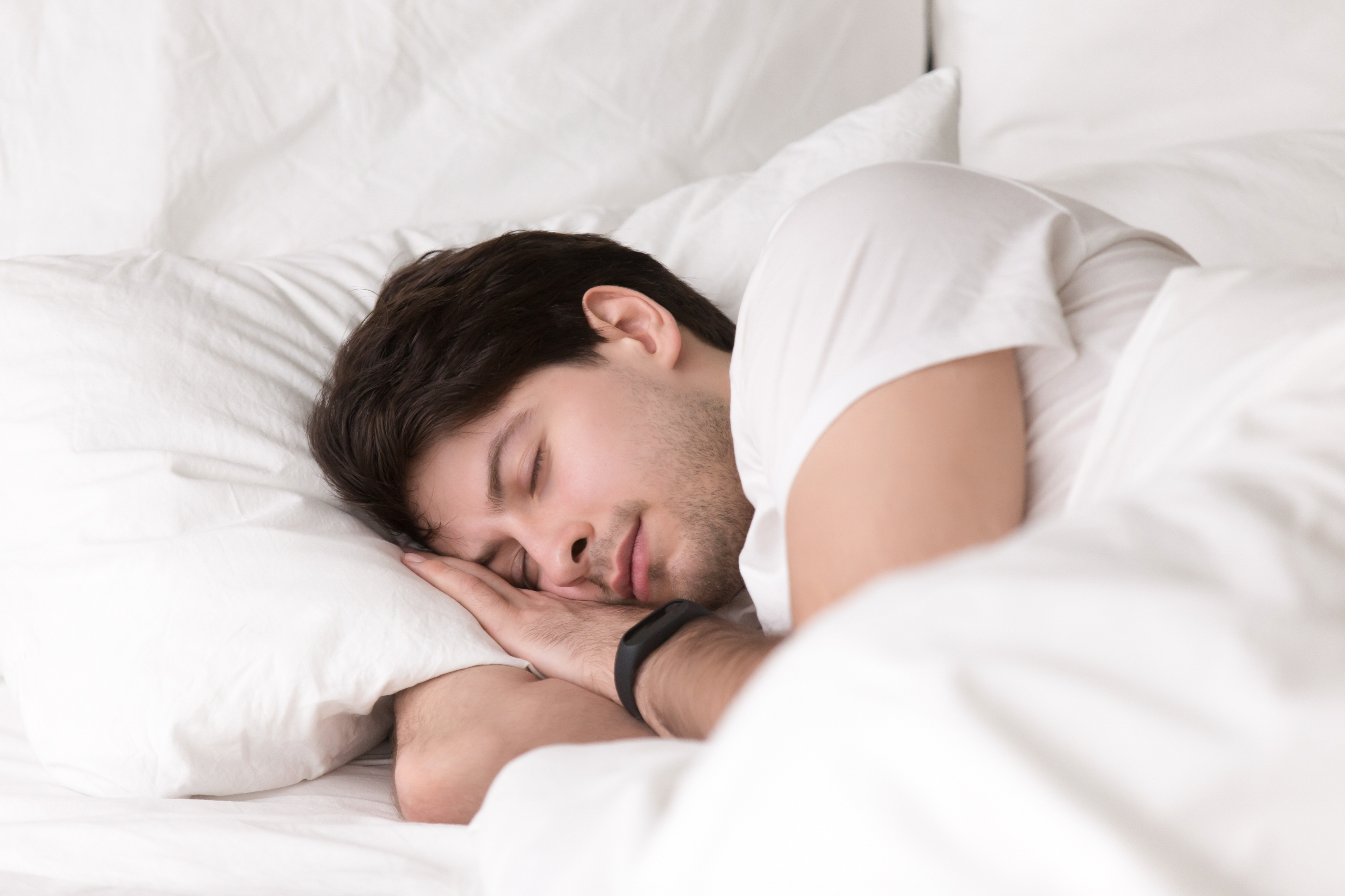 充足的睡眠也能帮助改善脸上长痘的问题。-图取自freepik-