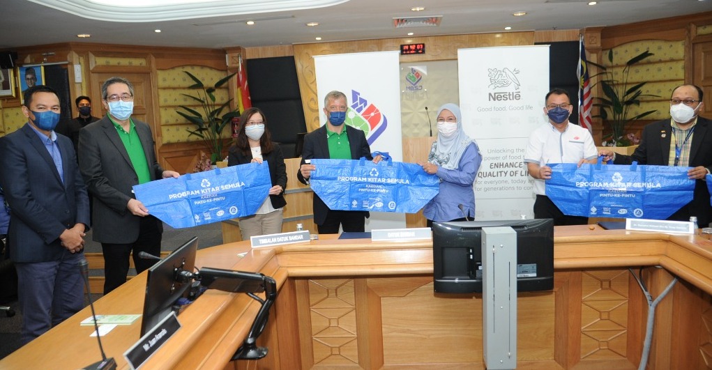 大马雀巢执行总长胡安阿拉诺斯（左4）移交环保袋给梳邦再也市长诺莱妮（右3）。-梳邦再也市政厅提供-