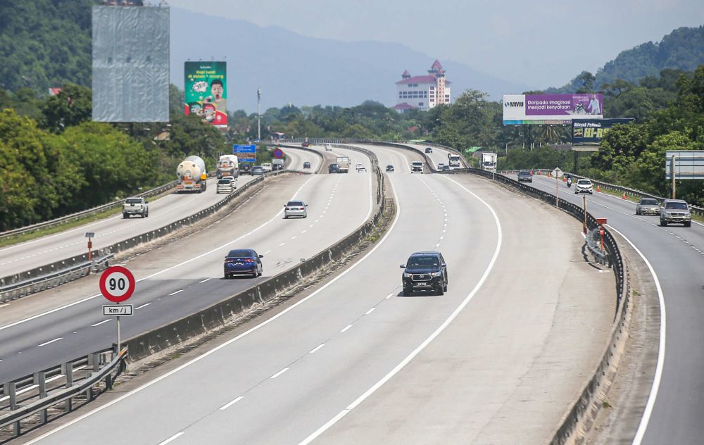 A general view of traffic at the Ipoh Selatan Toll Plaza in Ipoh October 11, 2021. u00e2u20acu201d Picture by Farhan Najib