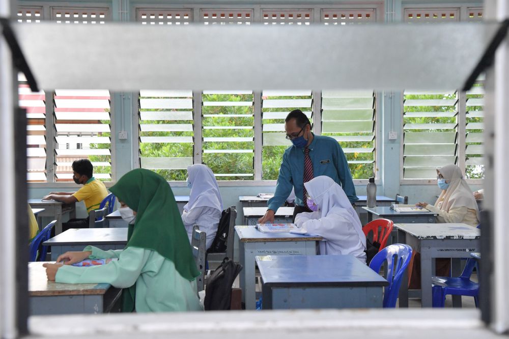 Sekolah Menengah Kebangsaan Sultan Sulaiman students resume lessons in Kuala Terengganu October 3, 2021. u00e2u20acu201d Bernama picnn