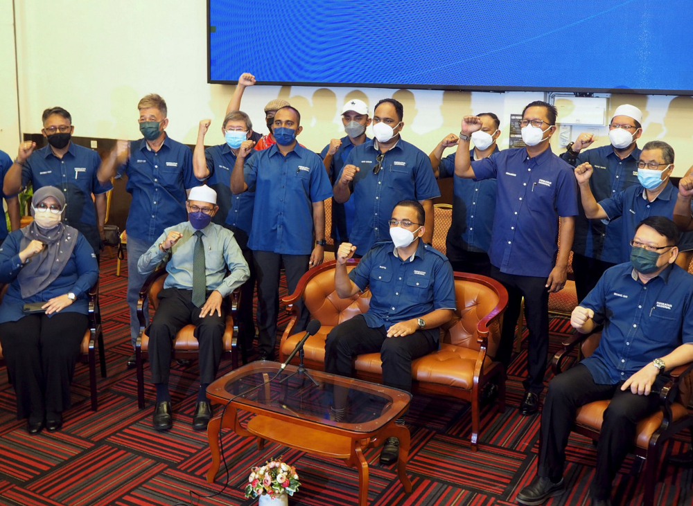 Melaka Perikatan Nasional chairman Datuk Mohd Rafiq Naizamohideen (2nd right) with Melaka PAS commissioner Datuk Kamaruddin Sidek (seated, 2nd left) and Melaka Gerakan chairman Datuk Seri Michael Gan Peng Lam (seated, right) during a press conference in A