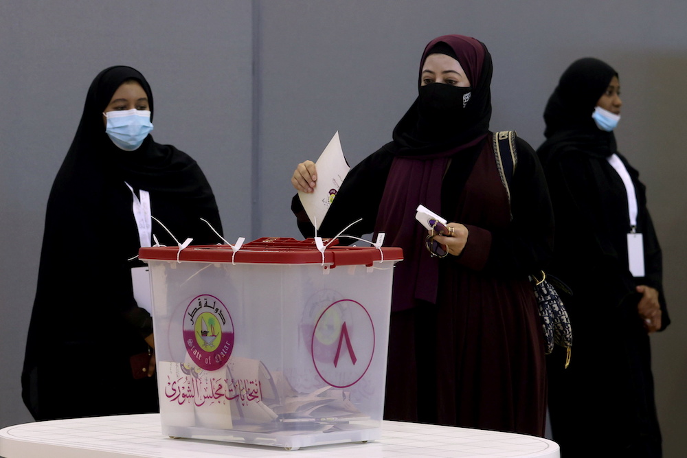 A woman casts her vote in the Gulf Arab stateu00e2u20acu2122 s first legislative elections for two-thirds of the advisory Shura Council, in Doha, Qatar October 2, 2021. u00e2u20acu2022 Reuters picnn