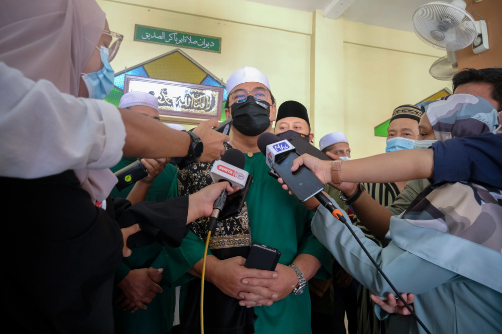 Datuk Seri Sulaiman Md Ali speaks to reporters at Masjid Nurul Hidayah near Batu Berendam in Melaka, October 8, 2021. u00e2u20acu201d Bernama pic 