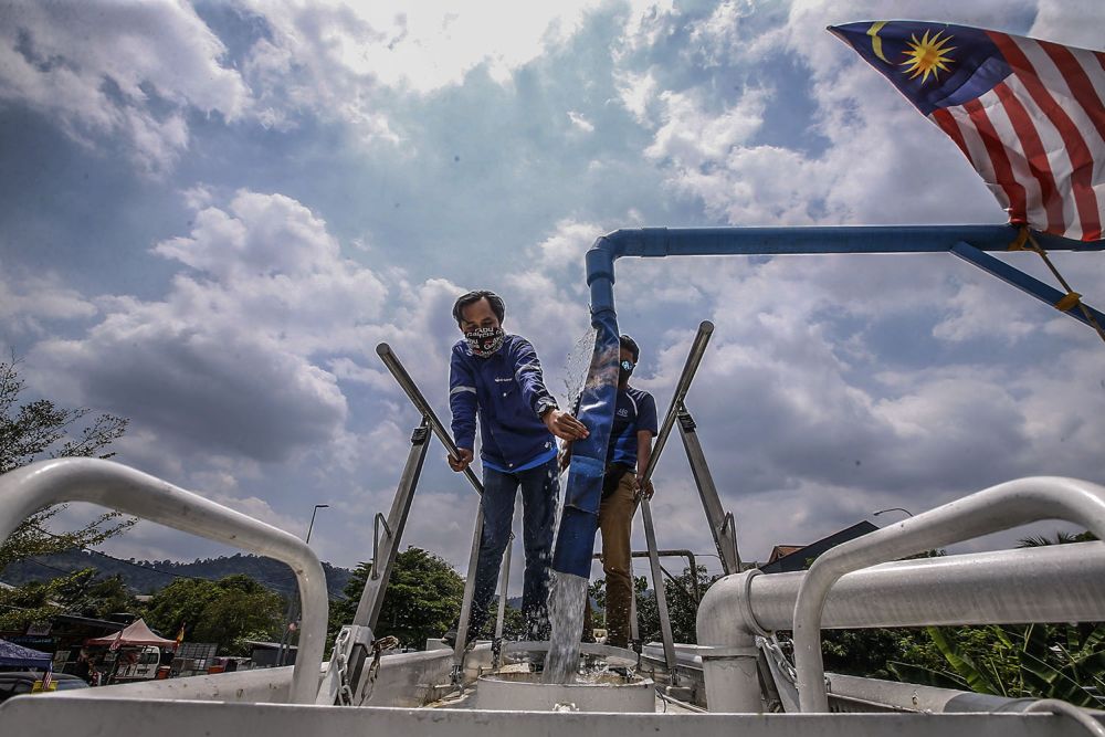 Air Selangor staff fill a water tanker amid water supply disruption in 998 areas in the Klang Valley on October 13, 2021. u00e2u20acu201d Picture by Hari Anggara